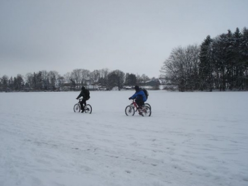 Mit dem Fahrad ber den Großensee